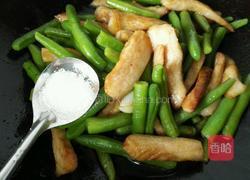 猪颈肉炒四季豆的做法图解7