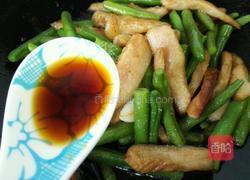 猪颈肉炒四季豆的做法图解8