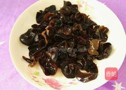 卷心菜炒木耳的做法图解4