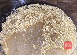 皮蛋鸡肉小米粥的做法图解1