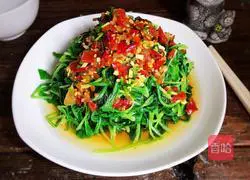 Illustration of how to make chopped peppers and radish sprouts 12