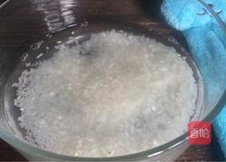 黄瓜虾皮粥的做法图解1