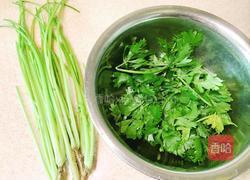 芹菜拌花仁的做法图解1