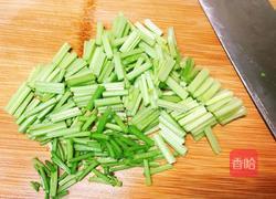 芹菜拌花仁的做法图解6