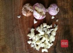 排骨焖土豆的做法图解1