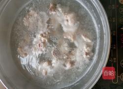 猪尾莲藕汤的做法图解2