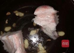 家常五花肉炒辣椒的做法图解1