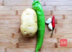 Illustration of how to make spicy and sour green pepper and potato shreds 1