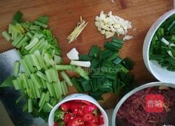 牛肉炒芹菜的做法图解1