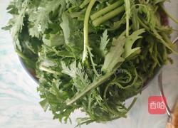 家常酱爆茼蒿的做法图解1