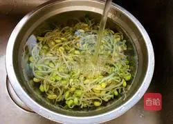 Illustration of how to make cold soybean sprouts 4