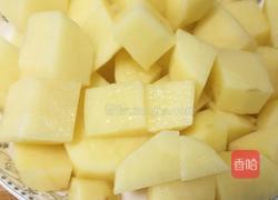 土豆烧肉的做法图解1