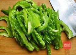 苦瓜炒鸡蛋（内附苦瓜不苦的小秘诀）的做法图解3