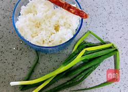 广式腊肠肠炒饭的做法图解1