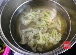 素炒菜花的做法图解1