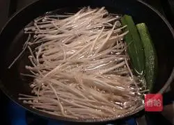 Illustration of Japanese style enoki mushroom and okra cold noodles 3