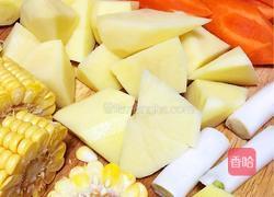 胡萝卜土豆玉米汤的做法图解1