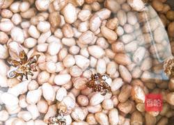 凉拌芹菜花生米的做法图解1