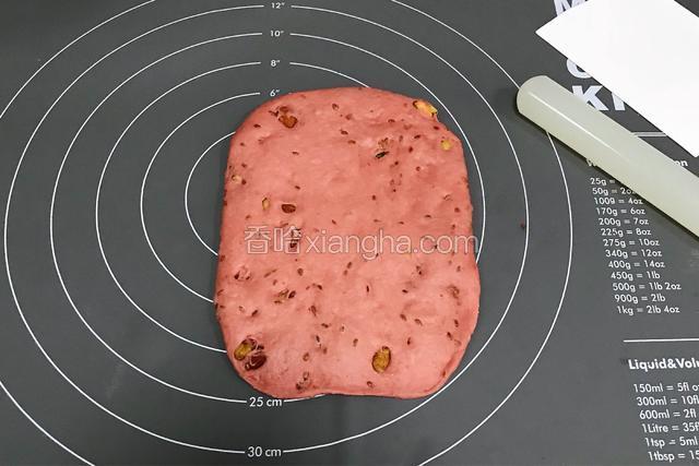 取一份松弛好的面团，用擀面杖擀成长方形。