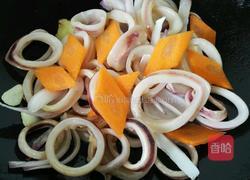 青椒洋葱炒鱿鱼圈的做法图解4