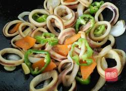 青椒洋葱炒鱿鱼圈的做法图解7