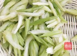 芹菜炒鸡蛋的做法图解2