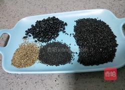 黑米粥的做法图解1