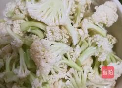 香肠炒花菜的做法图解1