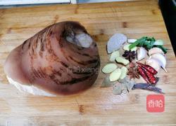 红烧蹄膀猪蹄卤猪蹄的做法图解1