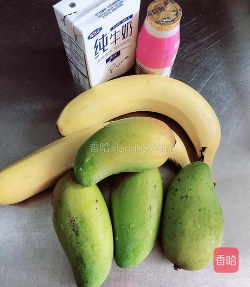 准备好食材。香蕉、芒果、牛奶、乳酸菌饮料。