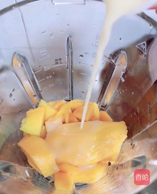 将食材都放入破壁机中，加入100ml乳酸菌饮料。