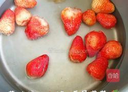 草莓冰糖水的做法图解3