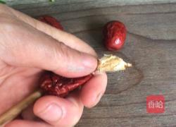 红枣枸杞小米粥的做法图解3