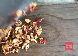 Illustration of how to make red dates, wolfberry and millet porridge 4