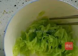 Illustration of how to make cucumber egg pancake 3