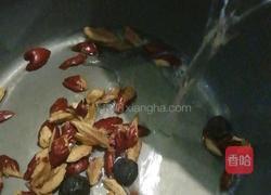 桂圆红枣红糖炖蛋的做法图解3