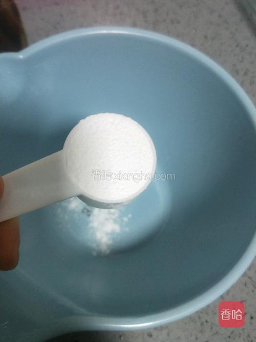 烧水期间，用10克的量勺，平平的一勺透明果冻粉倒入碗里。