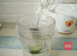 Cucumber Honey Pear Juice Recipe Illustration 5