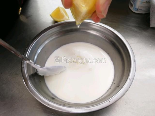 淡奶油加柠檬调味，按照自己接受的酸味来，加上酸奶调上自己喜欢的感觉，酸奶油制作完成