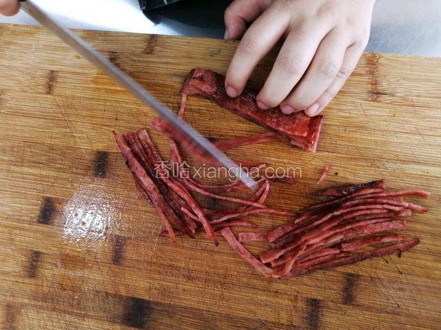 煎好培根切丝备用