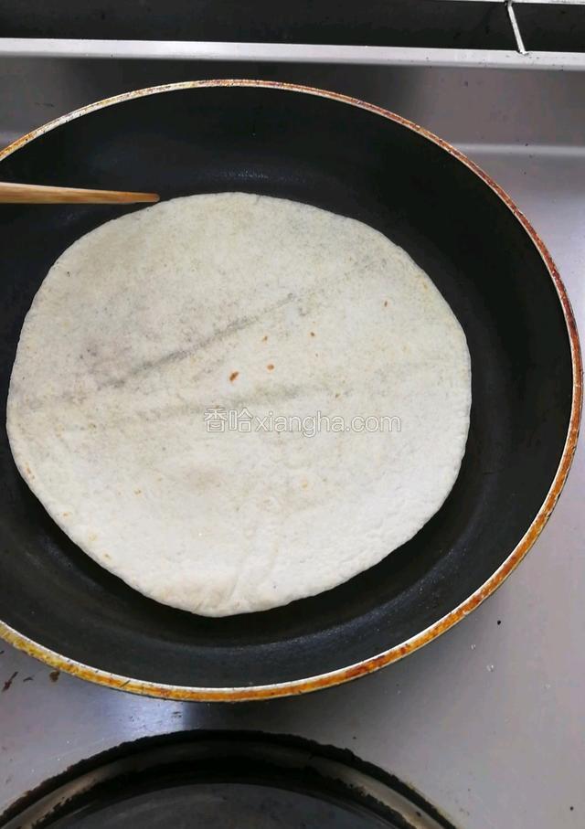 锅中不放油，直接煎饼让其上一点点色，先煎一片备用，在煎一片