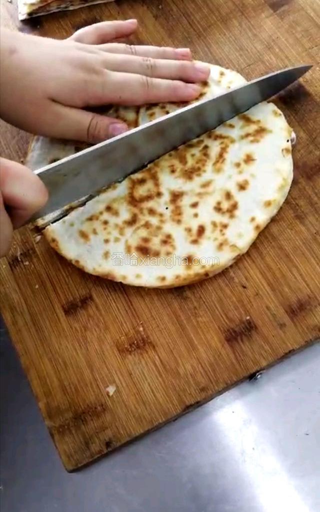 煎黄之后切块，摆盘