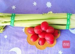 爽口芹菜圣女果的做法图解1