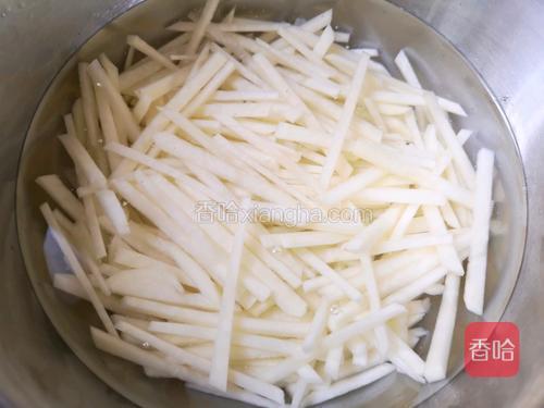 土豆切粗丝，泡凉水，去除淀粉，备用。