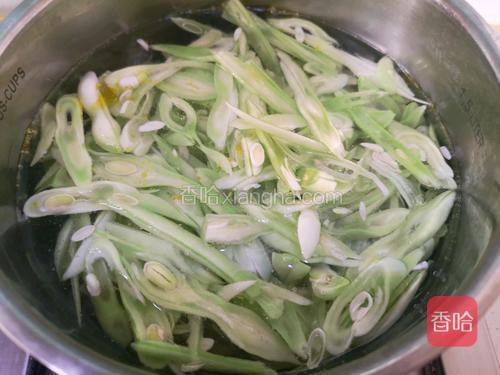 准备一锅水，烧开，放几滴食用油，一小勺盐，放入豆角，烧开，越1分钟左右，关火。