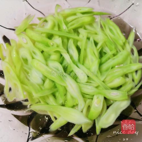 捞出豆角，放入凉水中降温，备用。