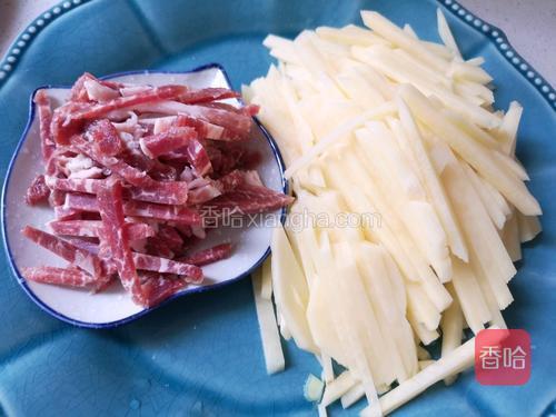 肉切丝，备用。