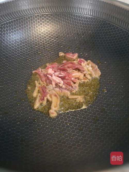 热锅凉油，油热，下入肉丝，翻炒变色。