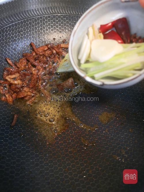 倒入葱姜蒜，干辣椒，花椒，炒香。