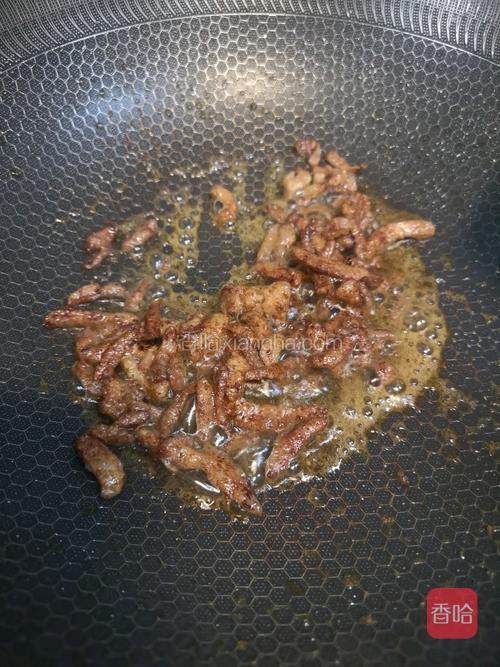 加入老抽上色，加一勺盐，翻炒均匀。